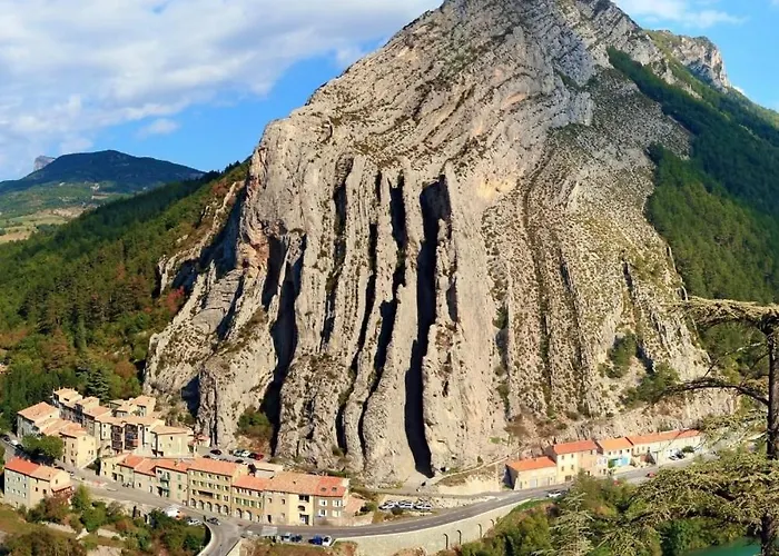 La Salamandre De L Olivier - Le Cedre Bleu Feriehus Aubignosc